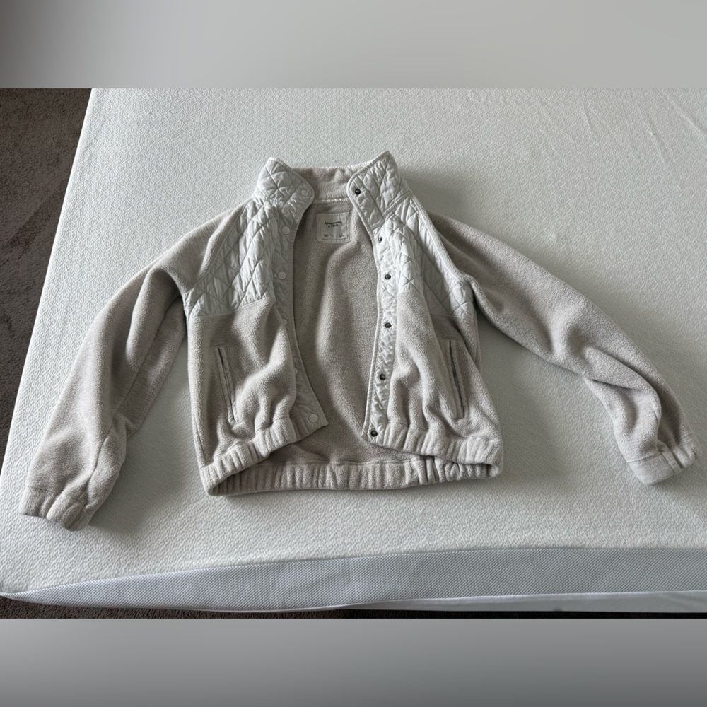 Abercrombie & Fitch Quilted Jacket in Cream Size Small